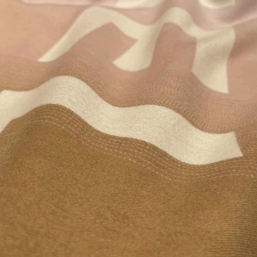 𝐂𝐡𝐚𝐧𝐞𝐥 shawl scarf 🧣 dual-use 53% cashmere ➕ 47% wool