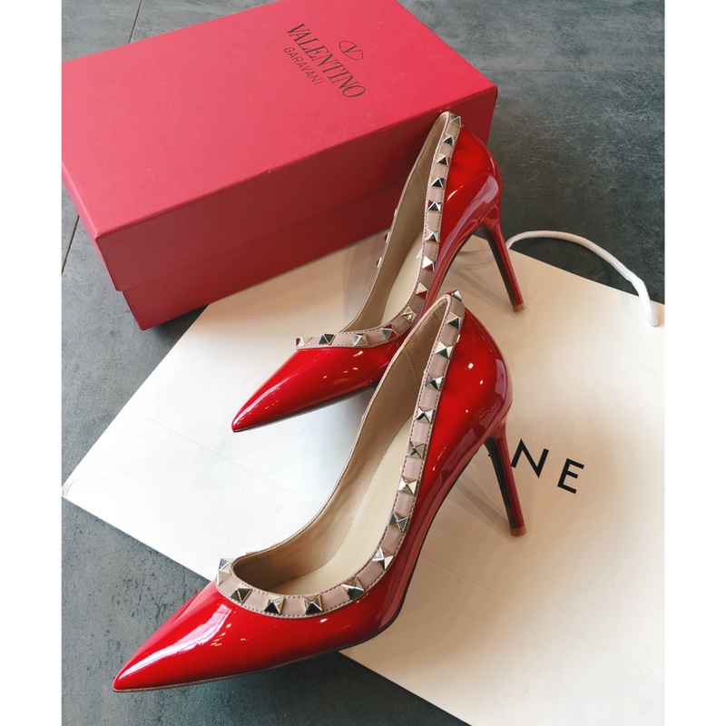 Valentino recommends this studded shoes once launched, the fashion It Girl starry-eyed pursuit