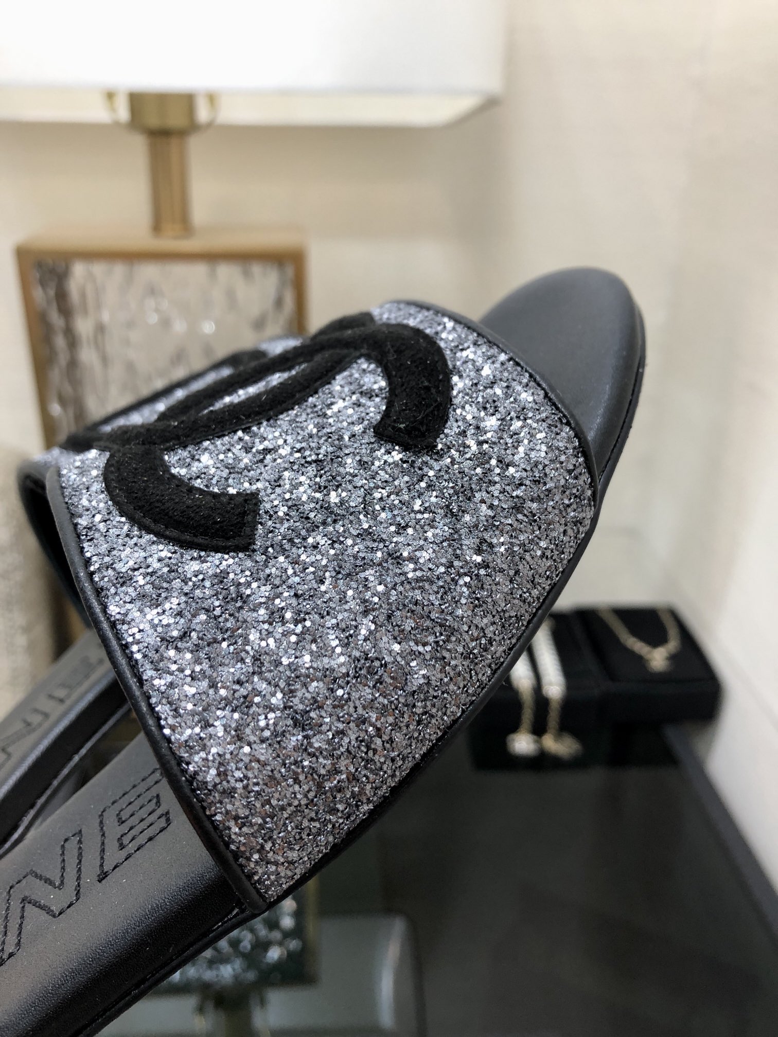 CHANEL 2023 spring and summer latest electric embroidery honey slippers Imported leather outsole