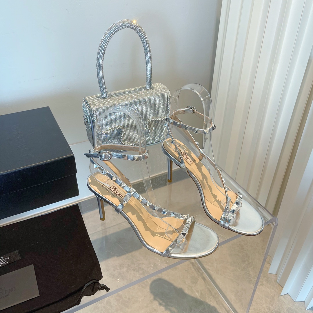 【Valentino】𝟐𝟎𝟐𝟏/𝐒𝐒 𝐧𝐞𝐰 Valentino's new Spring/Summer 2021 collection is still the classic studded collection