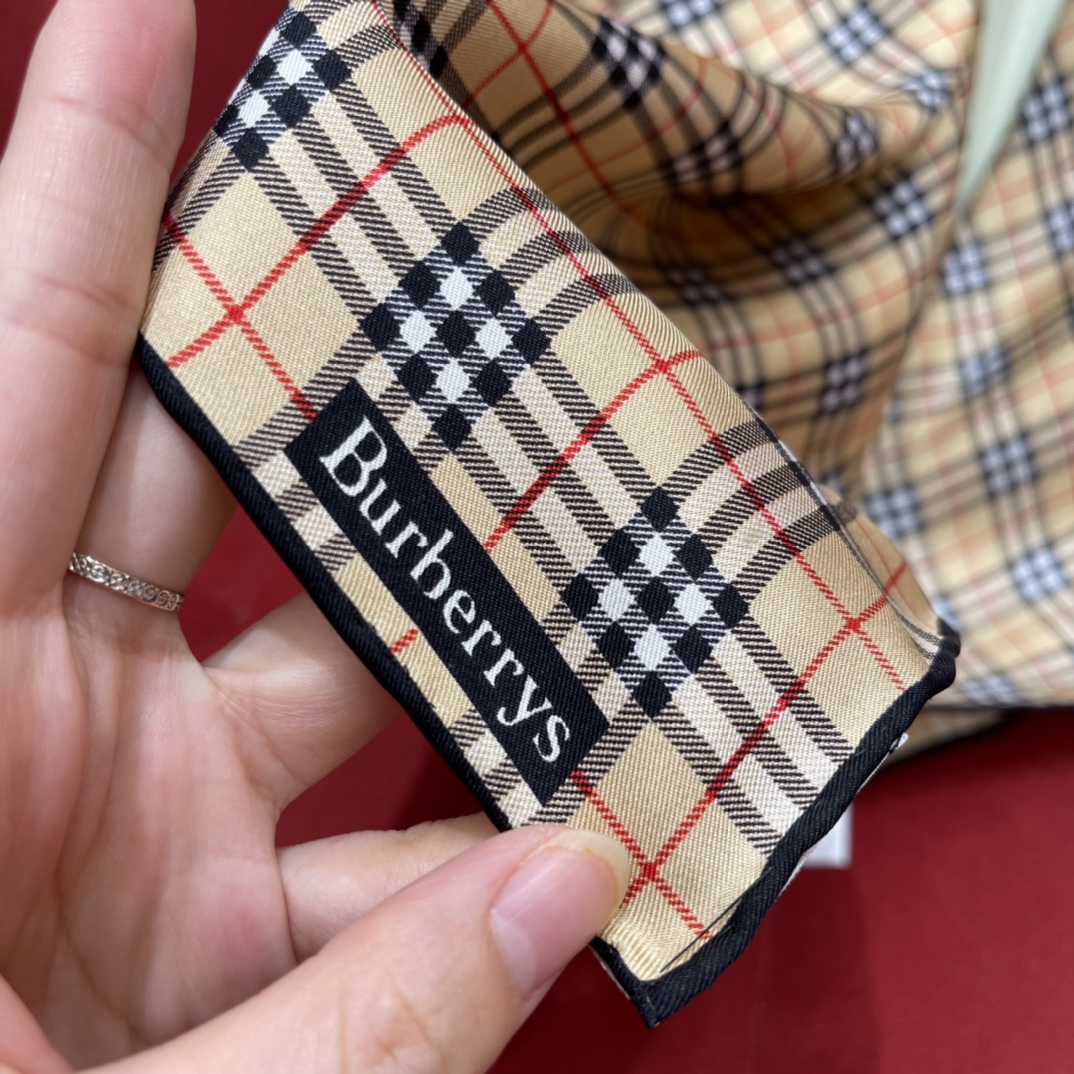 Burberry Perpetual Check 100% silk twill
