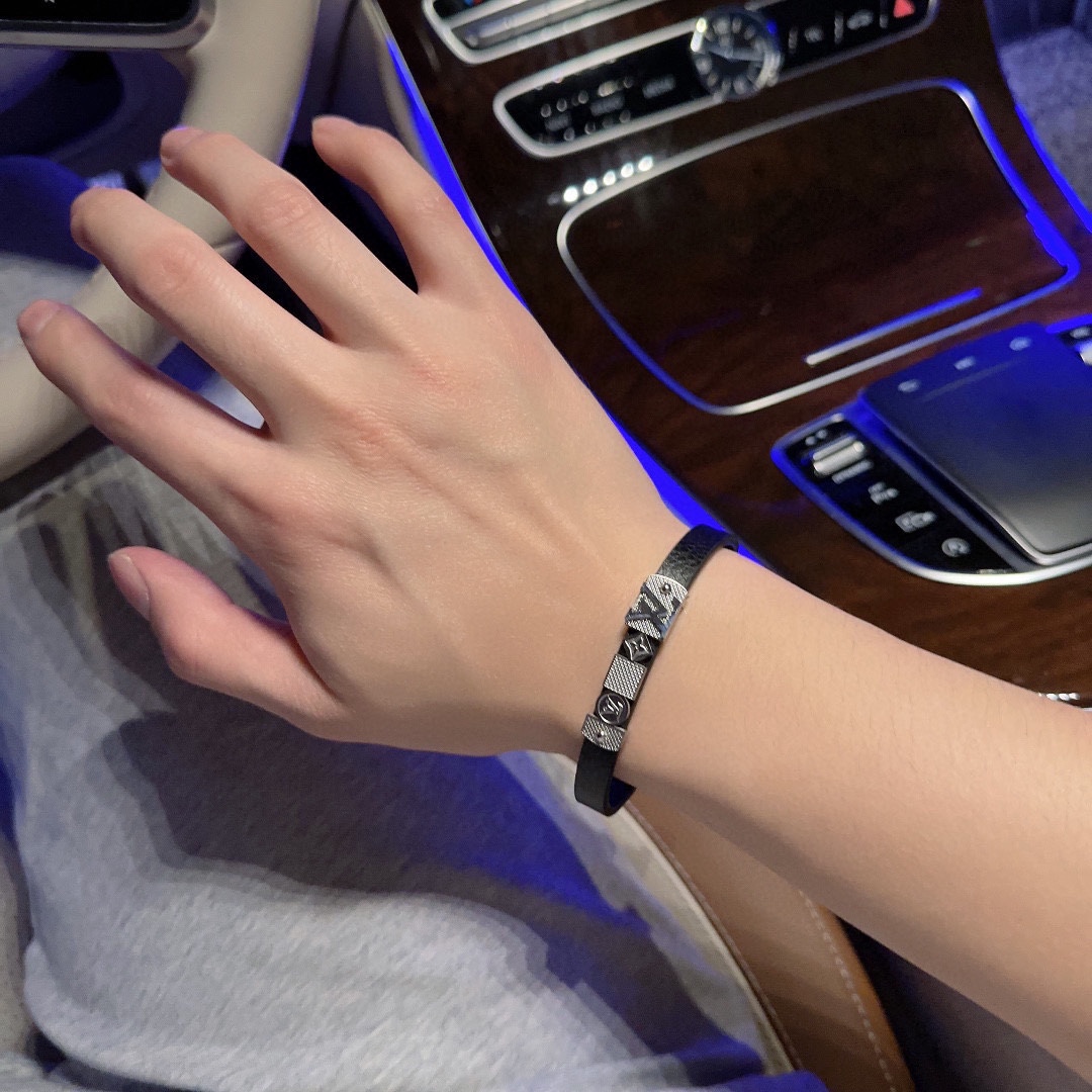 Louis Vuitton Cowhide bracelet, couple's style, length 22cm, adjustable and changeable