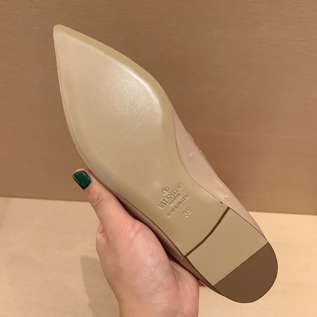 【Valentino】𝟐𝟎𝟐𝟏/𝐒𝐒 𝐧𝐞𝐰 Valentino studded flat shoes top version OEM level exclusive models