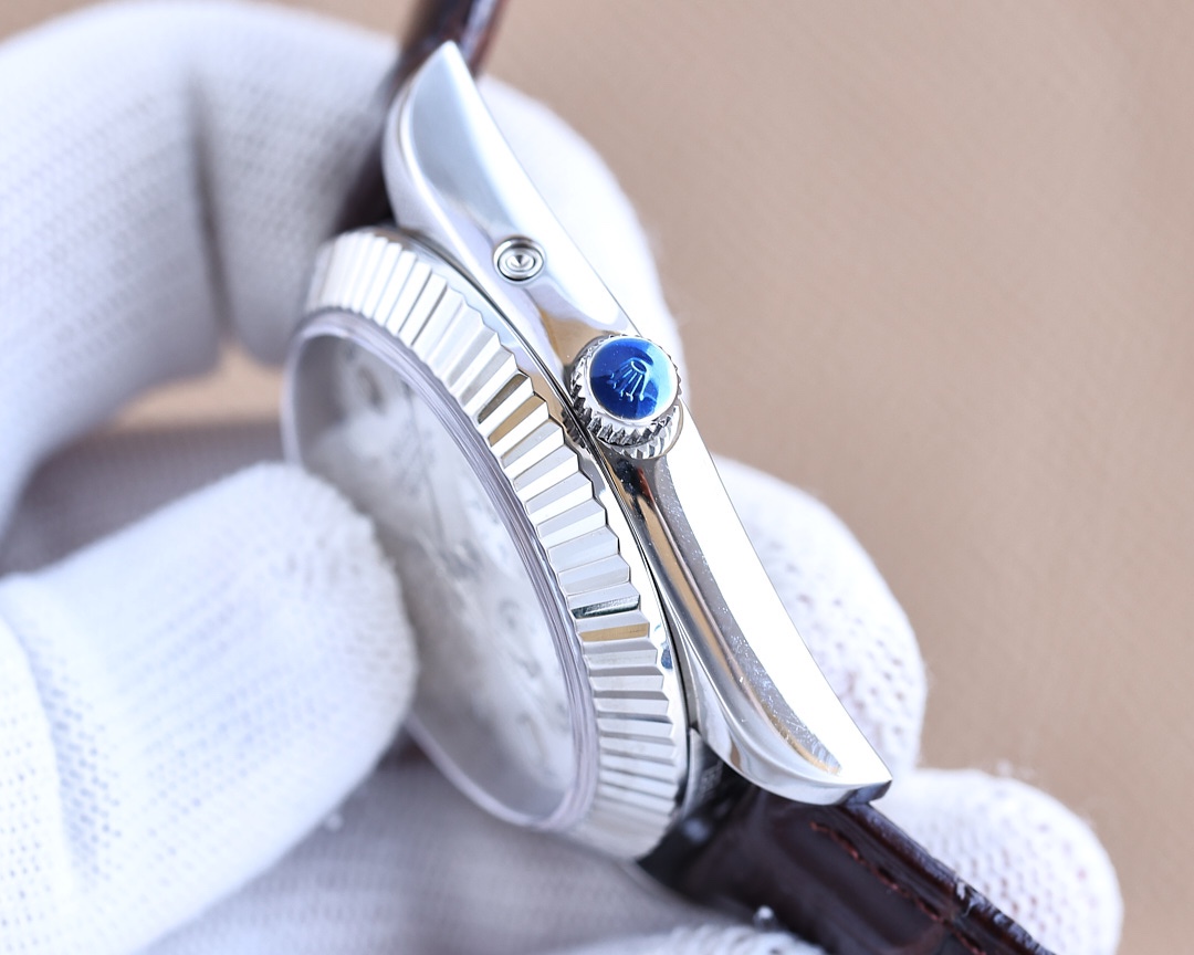 Rolex . The bezel adopts 48 Slovak diamonds