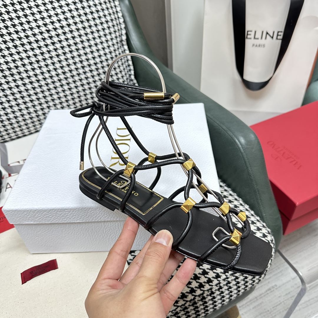 【Valentino】𝟐𝟎𝟐𝟏/𝐒𝐒 𝐧𝐞𝐰  Valentino's newest collection of Roman sandals with Italian printed leather soles