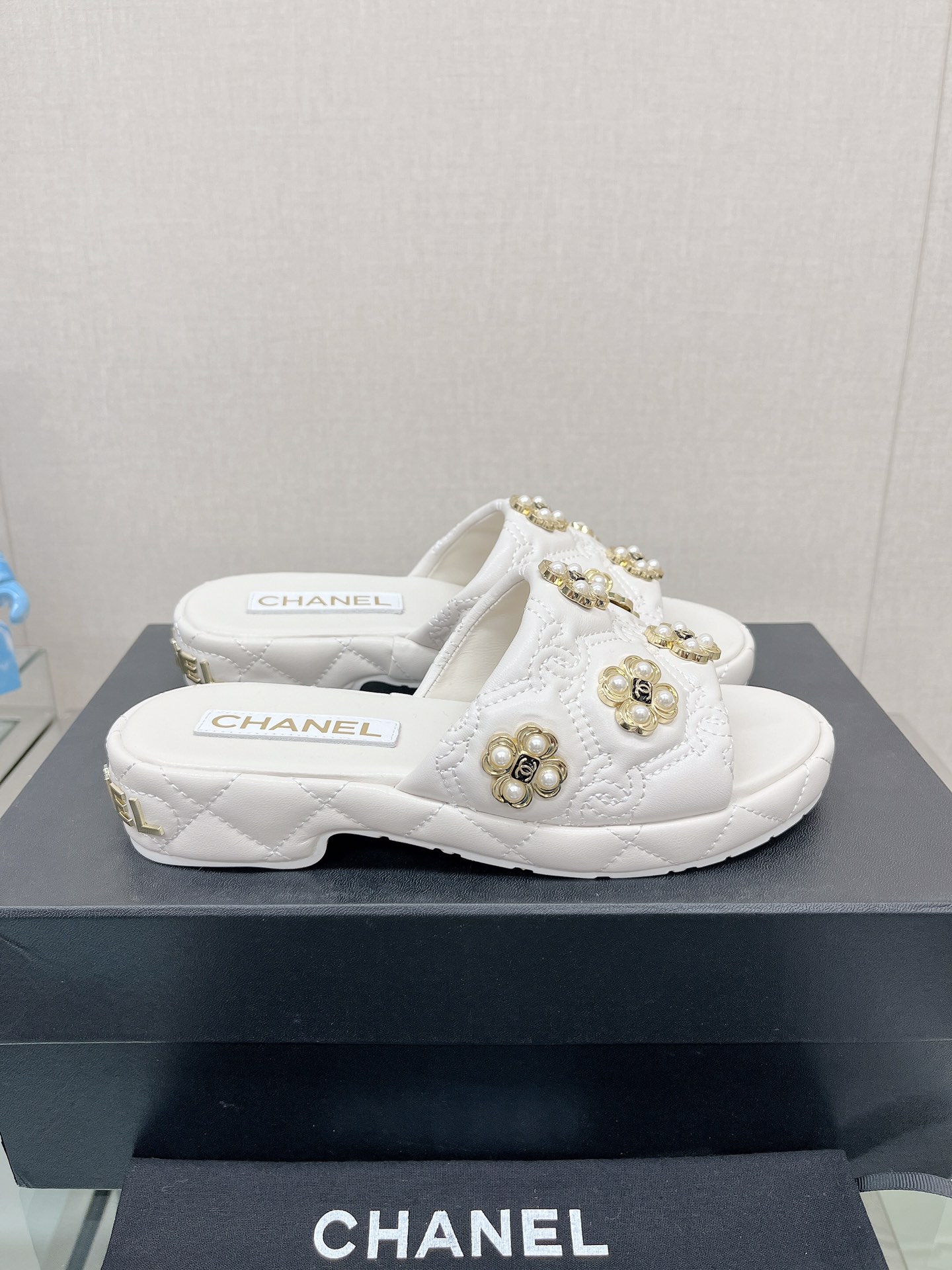 CHANEL water table thick bottom pearl flower slippers original rubber sole