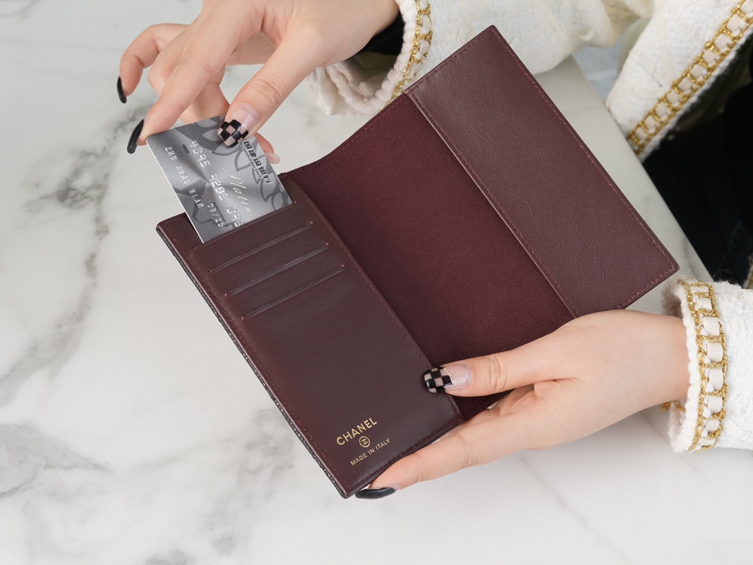 𝗖𝗛𝗔𝗘𝗡𝗟✦ Classic Passport Clip Caviar Grain Calfskin 🐂 Black Ball Gold