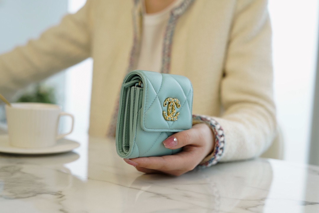 𝗖𝗛𝗔𝗘𝗡𝗟✦In goatskin leather🐐 19 Series Short Clip Tiffany Blue