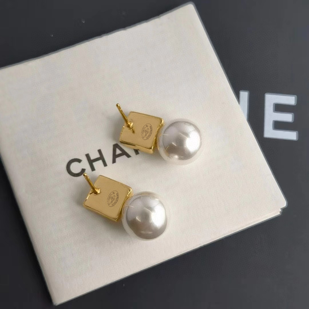CHANEL🇫🇷Xiaoxiang Tassel Pearl Square Small Light Bulb Stud Earrings