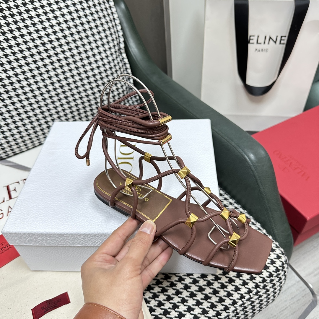 【Valentino】𝟐𝟎𝟐𝟏/𝐒𝐒 𝐧𝐞𝐰  Valentino's newest collection of Roman sandals with Italian printed leather soles
