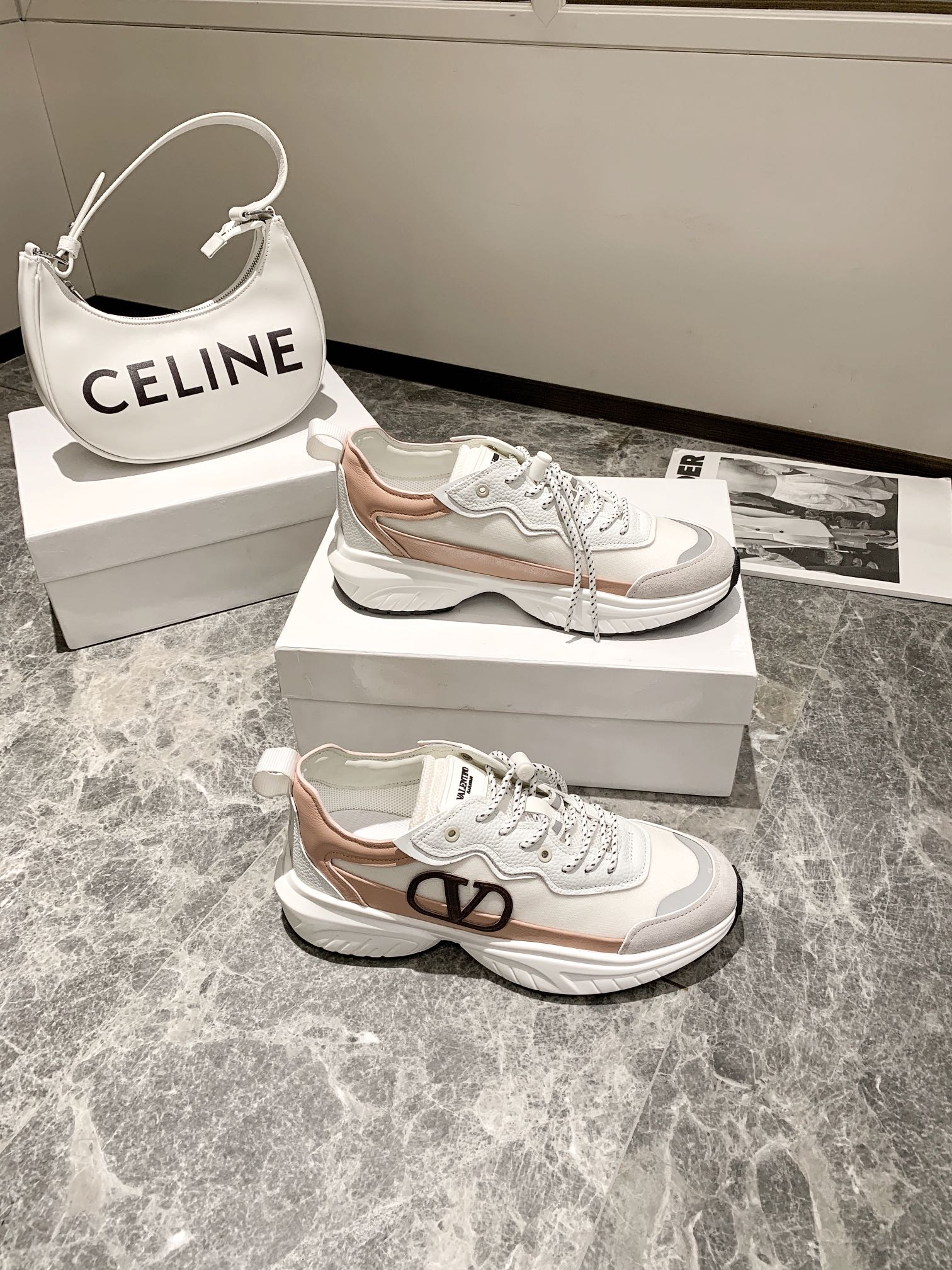 【Valentino】𝟐𝟎𝟐𝟏/𝐒𝐒 𝐧𝐞𝐰 Valentino 2022 ss spring-summer collection of new old man shoes