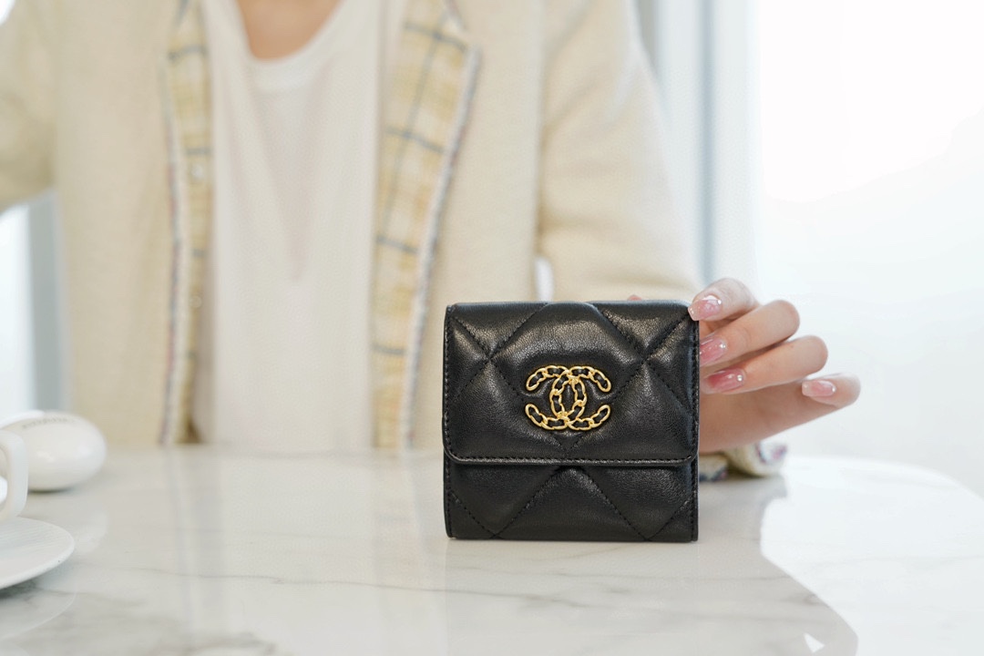 𝗖𝗛𝗔𝗘𝗡𝗟✦In goatskin leather🐐 19 Series Short Clip Black Gold