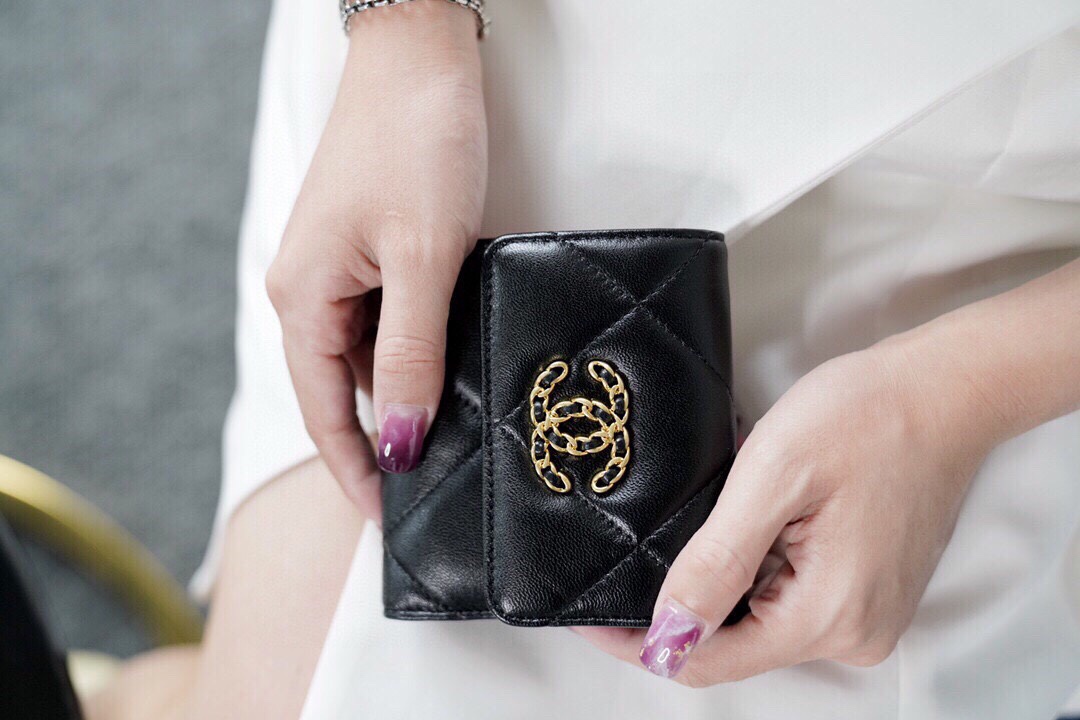 𝗖𝗛𝗔𝗘𝗡𝗟✦In goatskin leather 🐐 Wallet with short clip from the 19 series Black gold