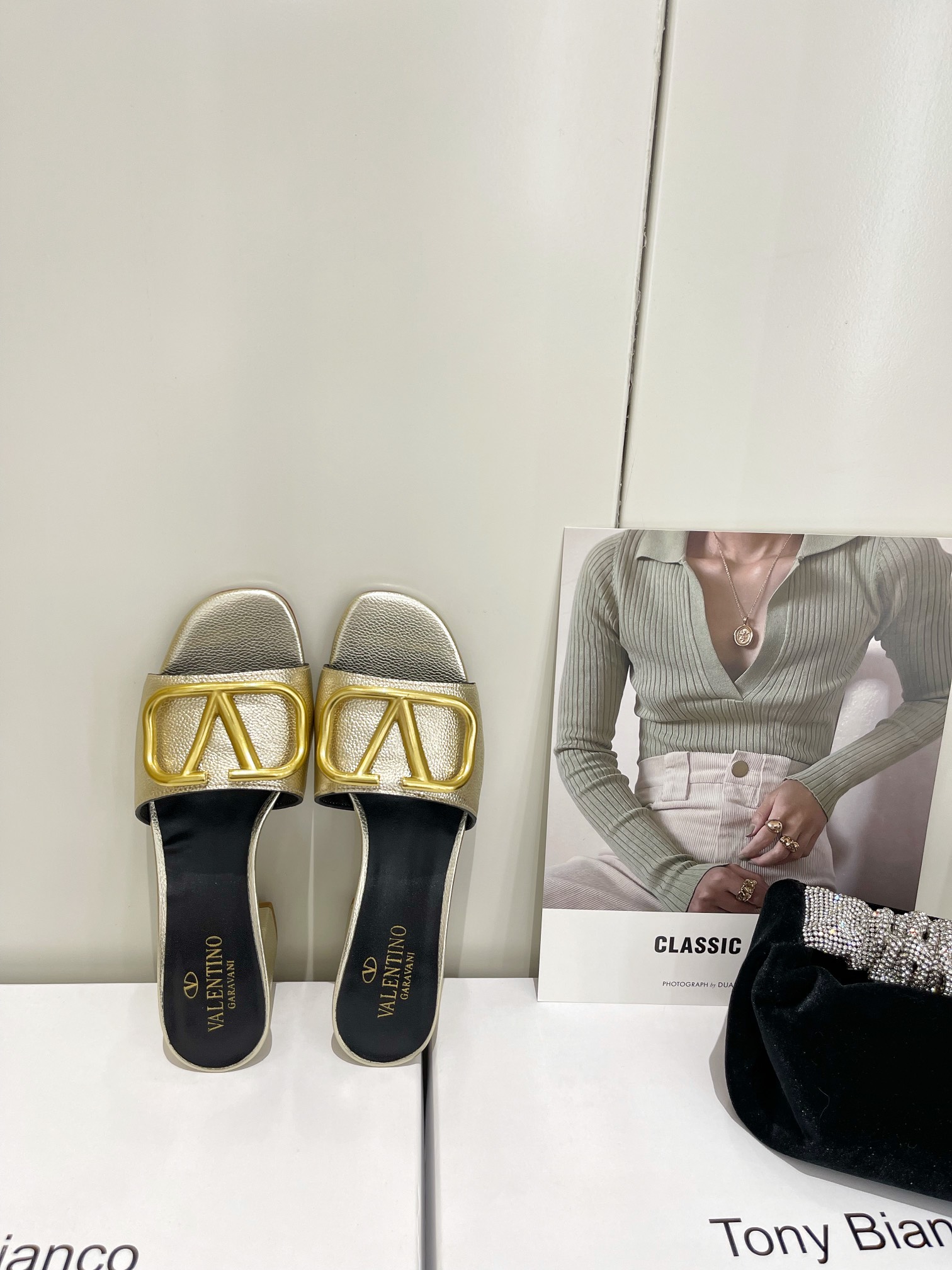 【Valentino】𝟐𝟎𝟐𝟏/𝐒𝐒 𝐧𝐞𝐰  Valentino 2022 / fw spring and summer new women's slippers