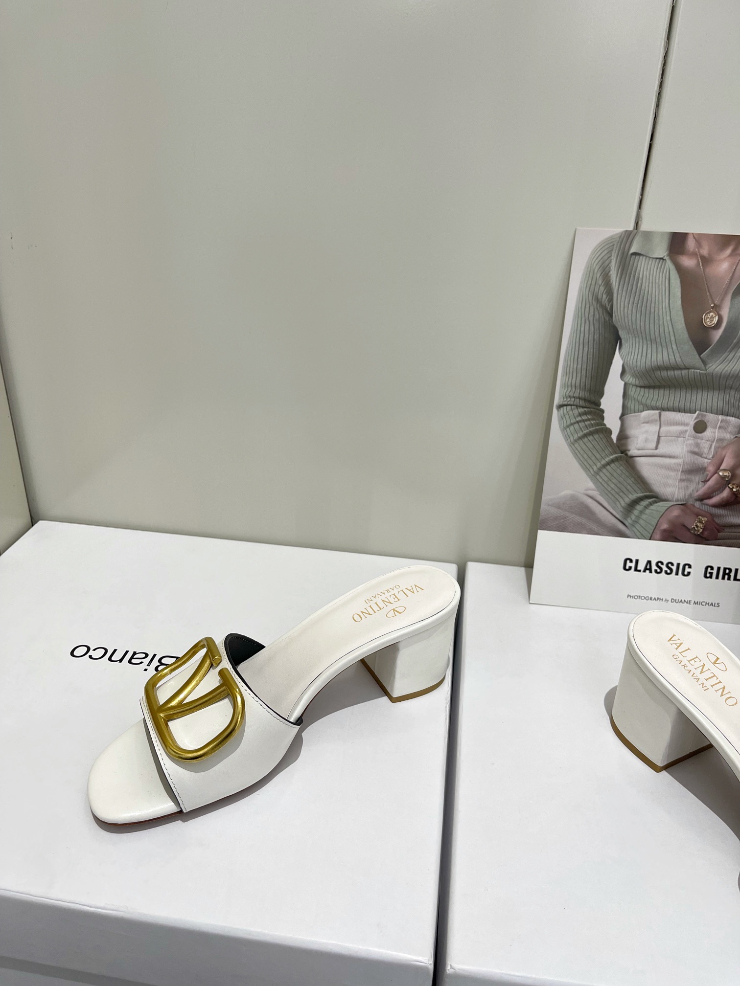 【Valentino】𝟐𝟎𝟐𝟏/𝐒𝐒 𝐧𝐞𝐰  Valentino 2022 / fw spring and summer new women's slippers