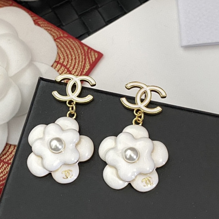 CHANEL🇫🇷Xiaoxiang three-dimensional letter camellia pearl stud earrings earrings jewelry