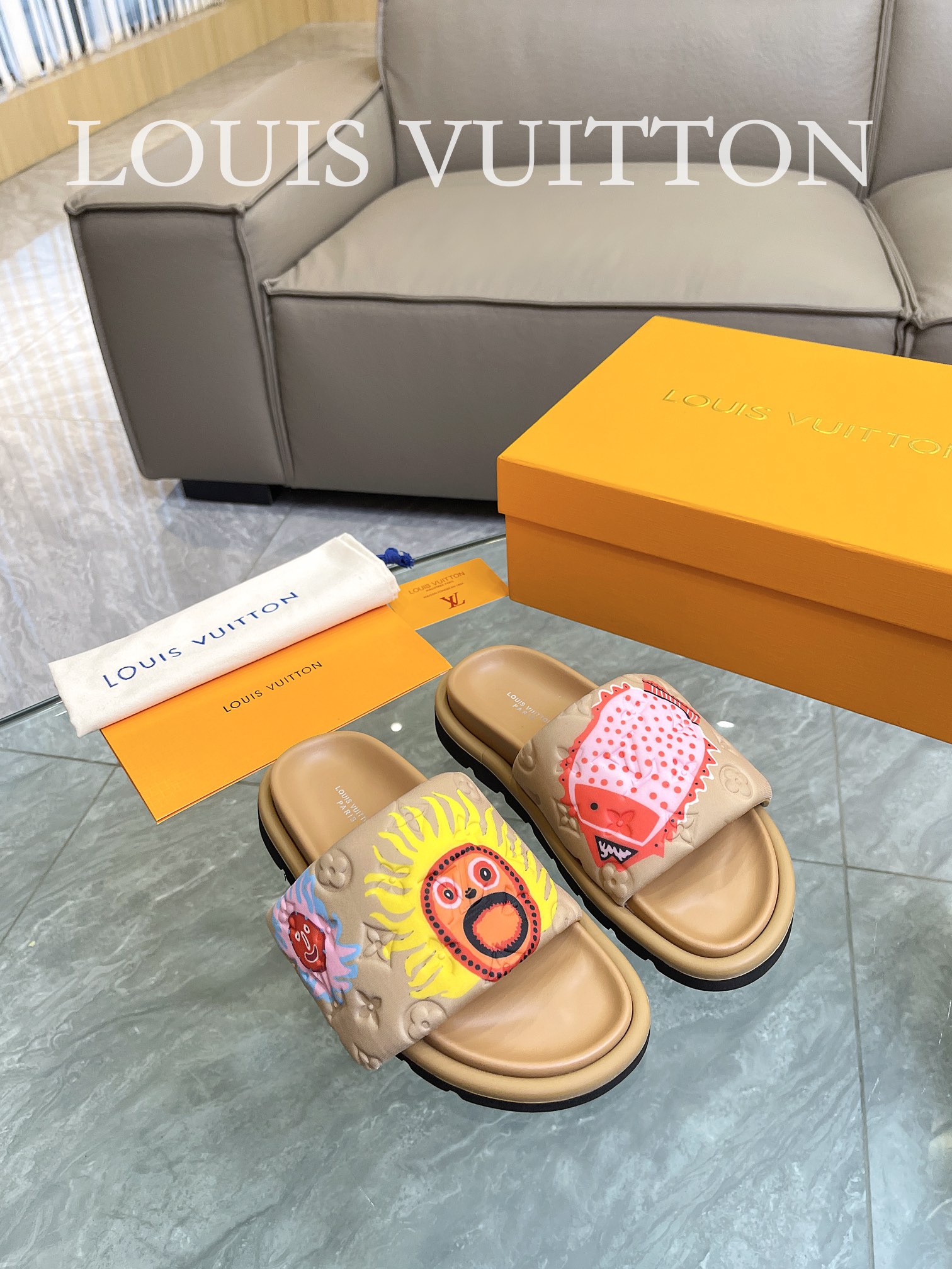 Louis Vuitton 2023 couple models embossed print