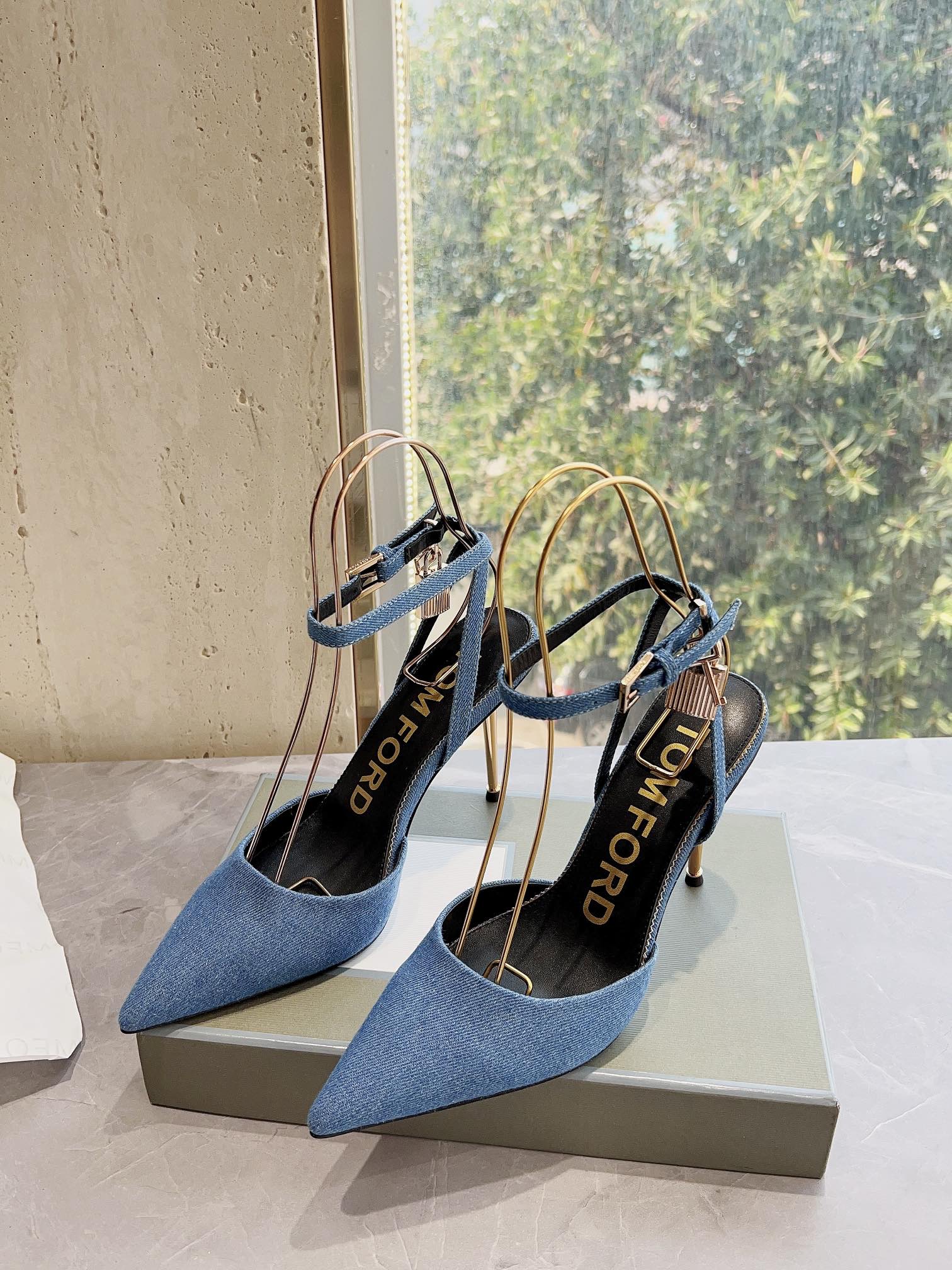 𝐓𝐎𝐌𝐅𝐎𝐑𝐃｜𝟐𝟎𝟐𝟑𝐒𝐒/𝐧𝐞𝐰  Dolce & Ga women's jeweled buckle jacquard raglan heels