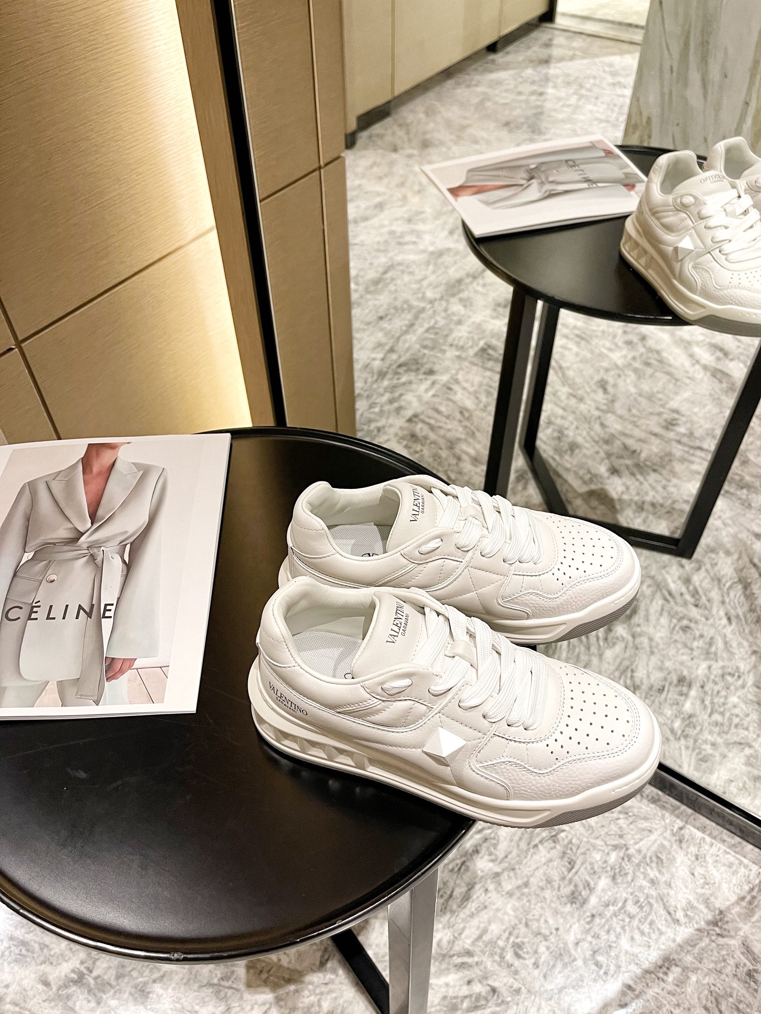 【Valentino】𝟐𝟎𝟐𝟏/𝐒𝐒 𝐧𝐞𝐰 Valentino 2021 fall and winter new one stud sneakers couples on the new