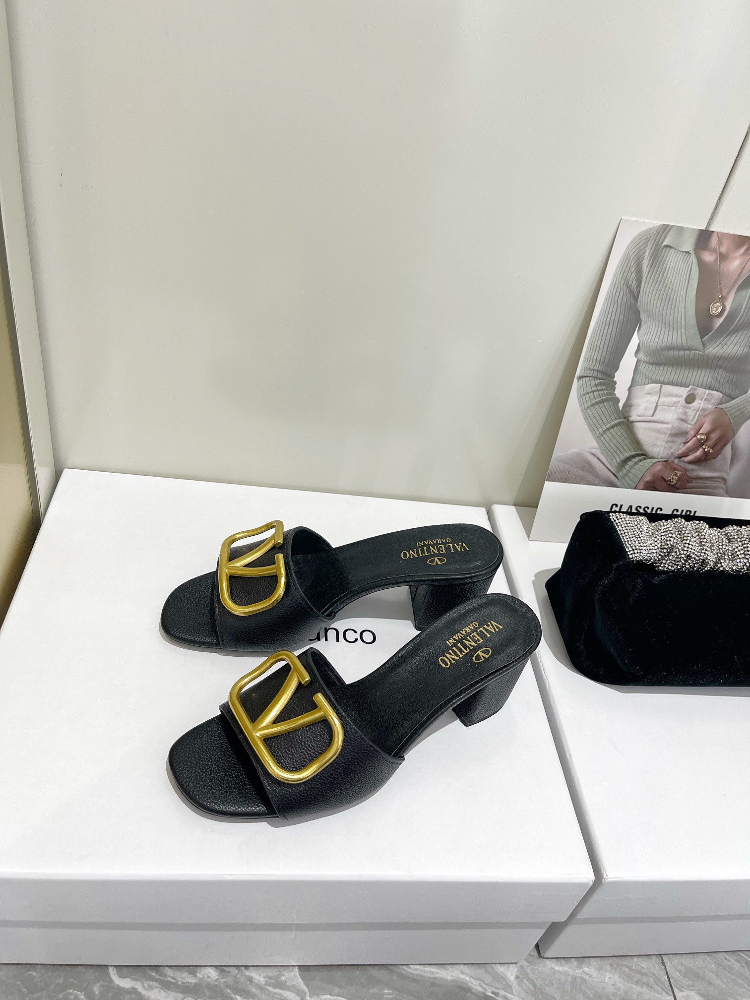 【Valentino】𝟐𝟎𝟐𝟏/𝐒𝐒 𝐧𝐞𝐰  Valentino 2022 / fw spring and summer new women's slippers