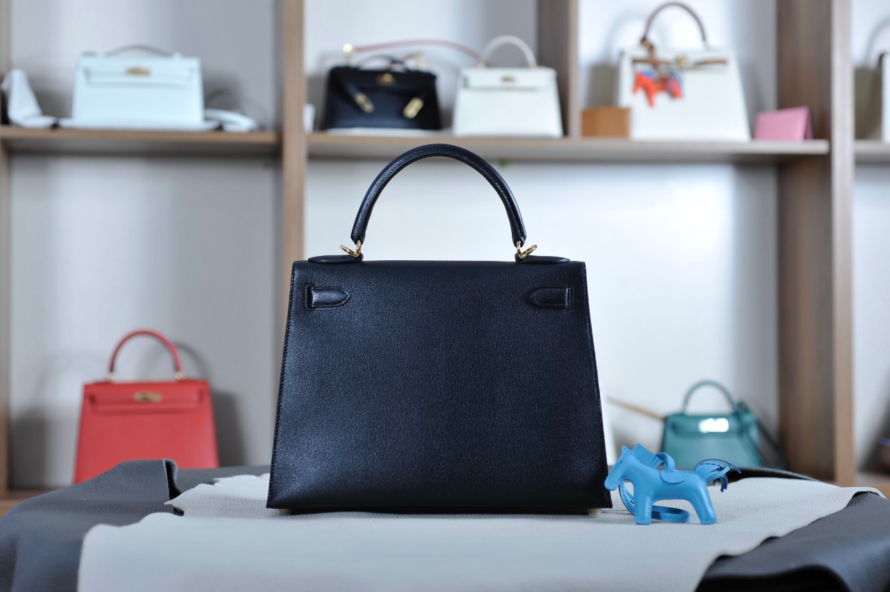 Kelly 28 black gold buckle with extreme pink French sheepskin inside