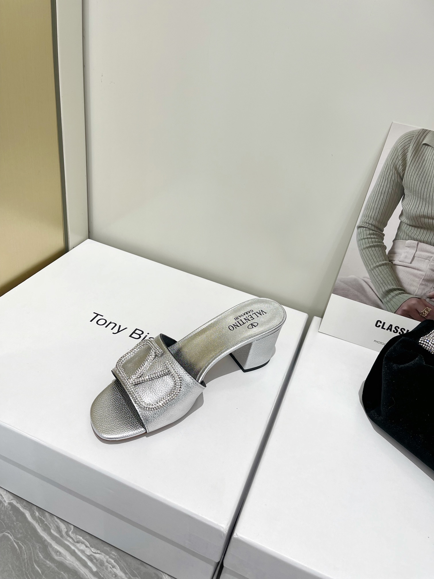 【Valentino】𝟐𝟎𝟐𝟏/𝐒𝐒 𝐧𝐞𝐰  Valentino 2022 / fw spring and summer new women's slippers