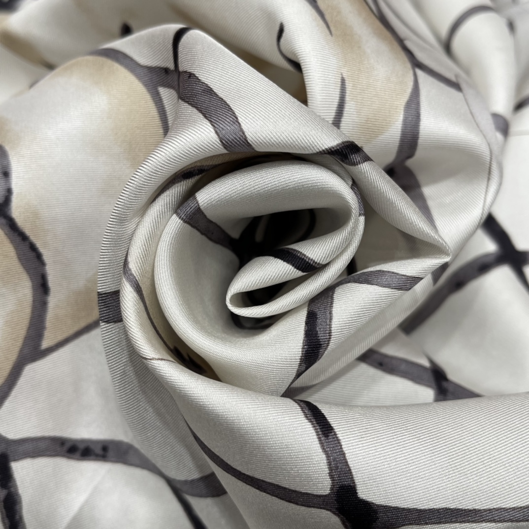 𝐂𝐡𝐚𝐧𝐞𝐥 The hottest square scarf in the camellia element 100% mulberry silk 90*90CM