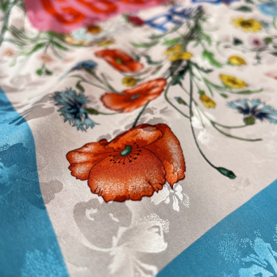GUCCI Floral print scarf 100% silk