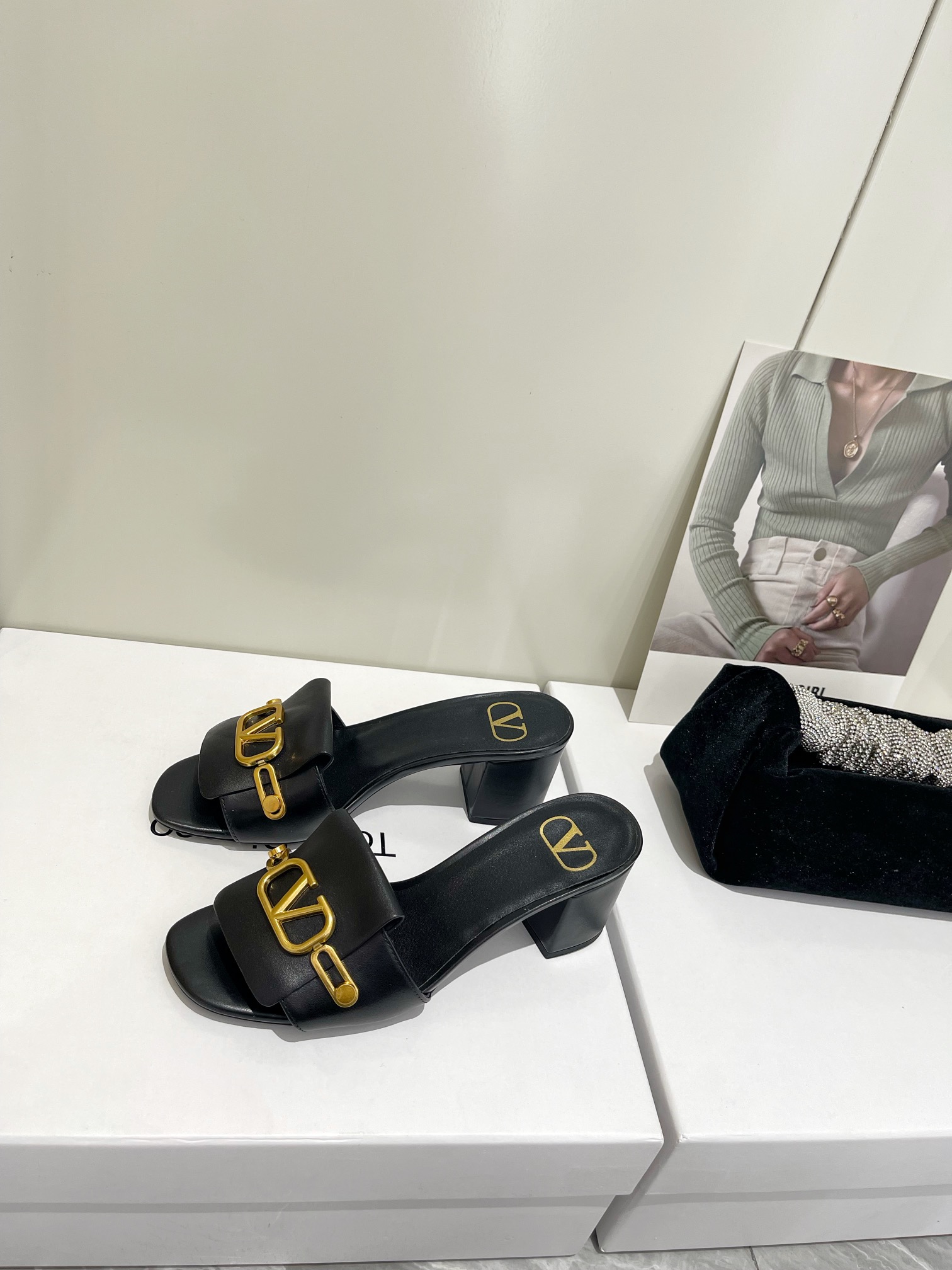 【Valentino】𝟐𝟎𝟐𝟏/𝐒𝐒 𝐧𝐞𝐰  Valentino 2022 / fw spring and summer new women's slippers