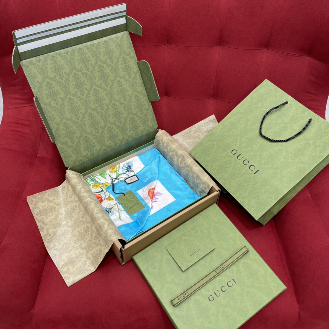 GUCCI Floral print scarf 100% silk