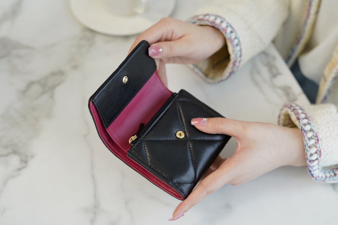 𝗖𝗛𝗔𝗘𝗡𝗟✦In goatskin leather🐐 19 Series Short Clip Black Gold