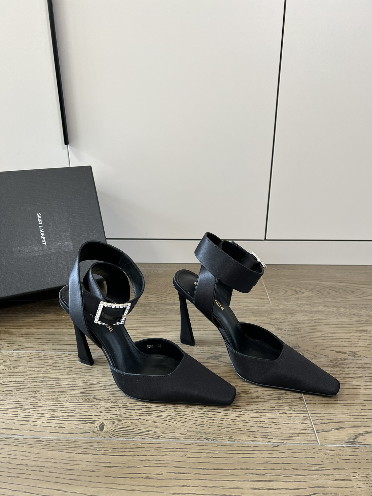 𝙎𝙖𝙞𝙣𝙩 𝙇𝙖𝙪𝙧𝙚𝙣𝙩 | 𝟐𝟎𝟐𝟐/𝐒𝐒 𝐧𝐞𝐰 YSL｜Saint Laurent silk diamond buckle high heels Imported silk