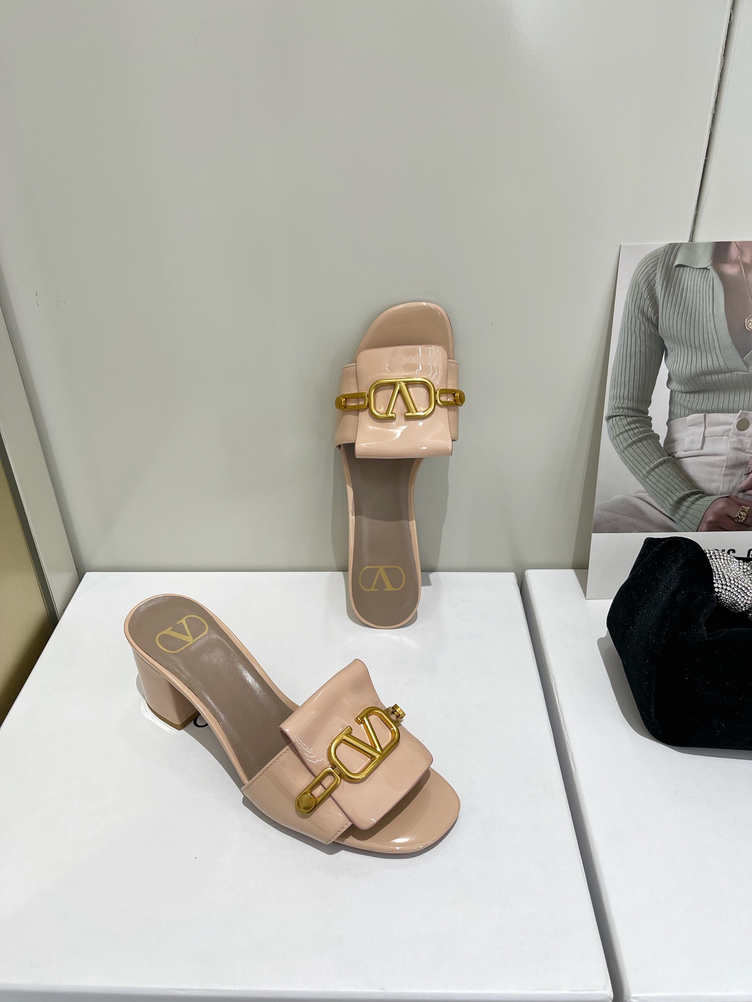 【Valentino】𝟐𝟎𝟐𝟏/𝐒𝐒 𝐧𝐞𝐰  Valentino 2022 / fw spring and summer new women's slippers