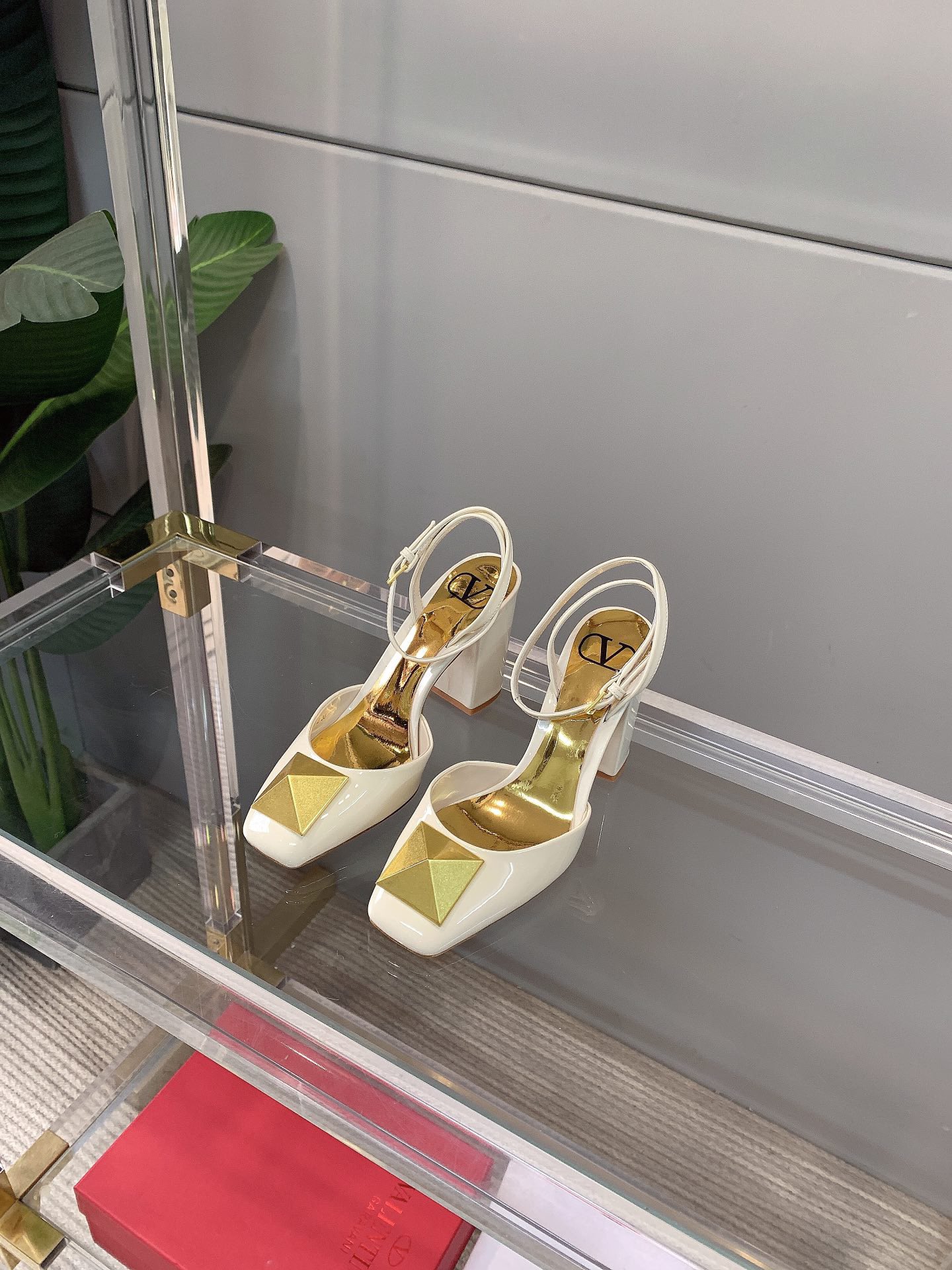 【Valentino】𝟐𝟎𝟐𝟏/𝐒𝐒 𝐧𝐞𝐰 VALENTINO 2022ss spring-summer new big studded high heelss still the classic studded collection