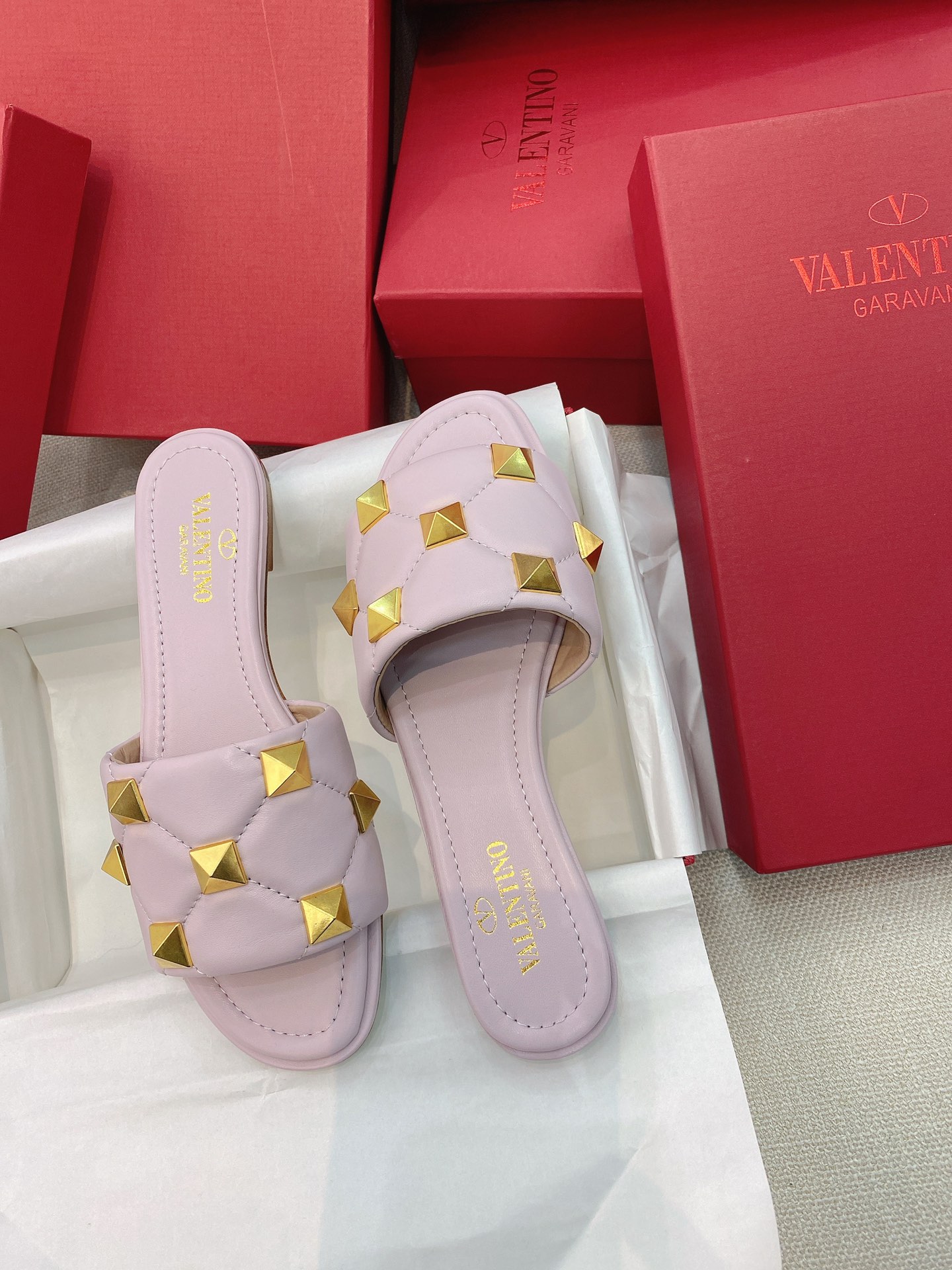 【Valentino】𝟐𝟎𝟐𝟏/𝐒𝐒 𝐧𝐞𝐰 021 official website new metal rivets diamond plaid slippers Qin Lan the same model