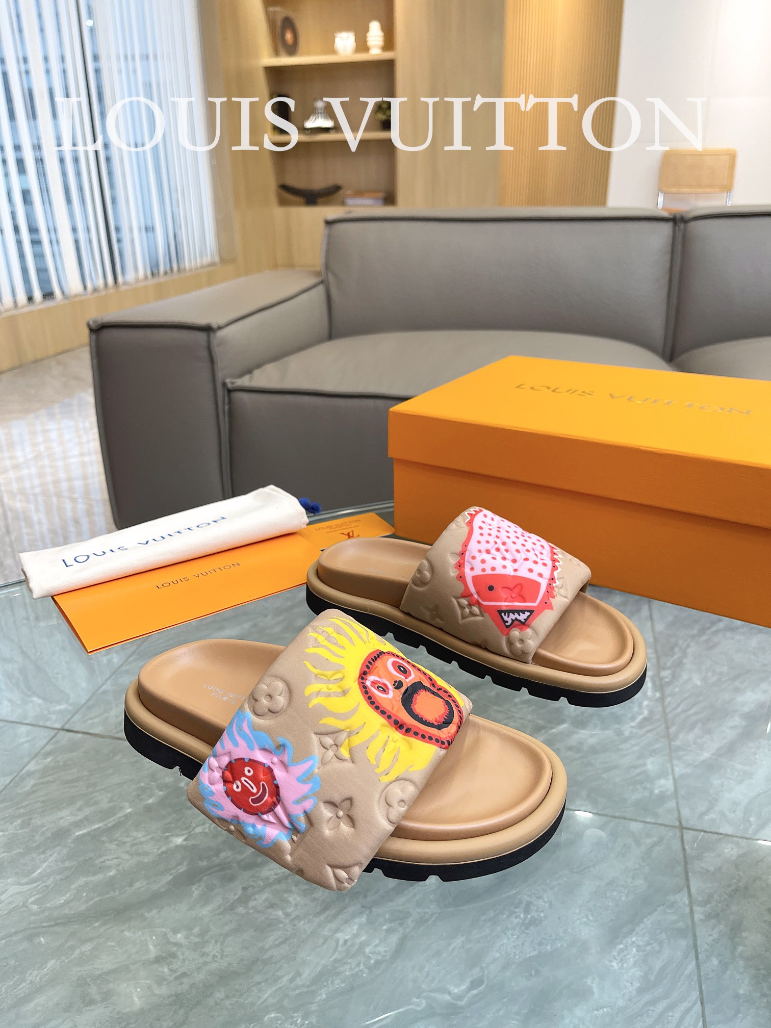 Louis Vuitton 2023 couple models embossed print