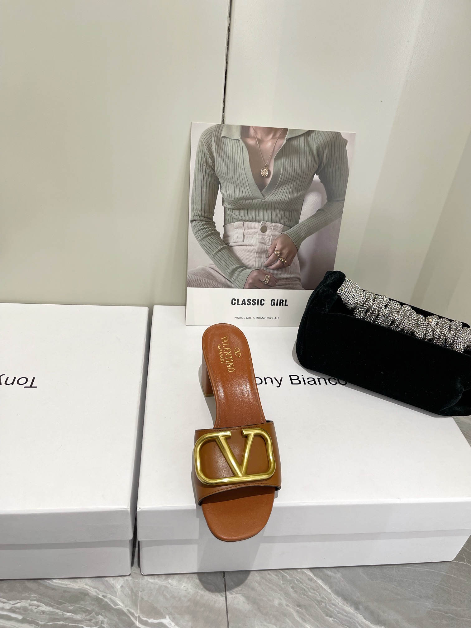 【Valentino】𝟐𝟎𝟐𝟏/𝐒𝐒 𝐧𝐞𝐰  Valentino 2022 / fw spring and summer new women's slippers