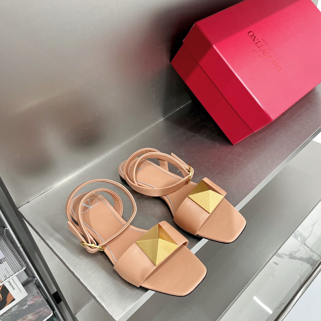 【Valentino】𝟐𝟎𝟐𝟏/𝐒𝐒 𝐧𝐞𝐰 Valentino Early Spring Collection Lace-up Sandals