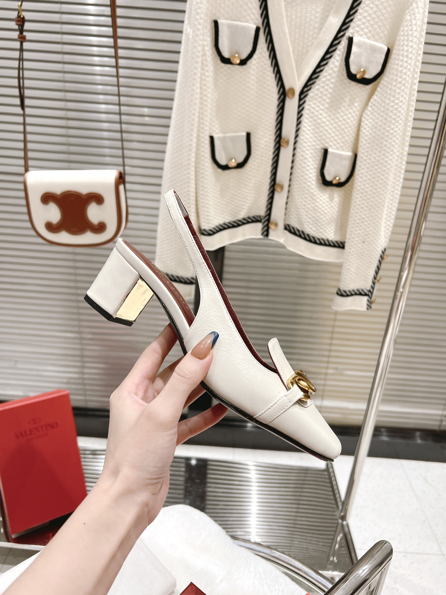 【Valentino】𝟐𝟎𝟐𝟏/𝐒𝐒 𝐧𝐞𝐰  Valentino fabric patent leather lining sheepskin sole cowhide