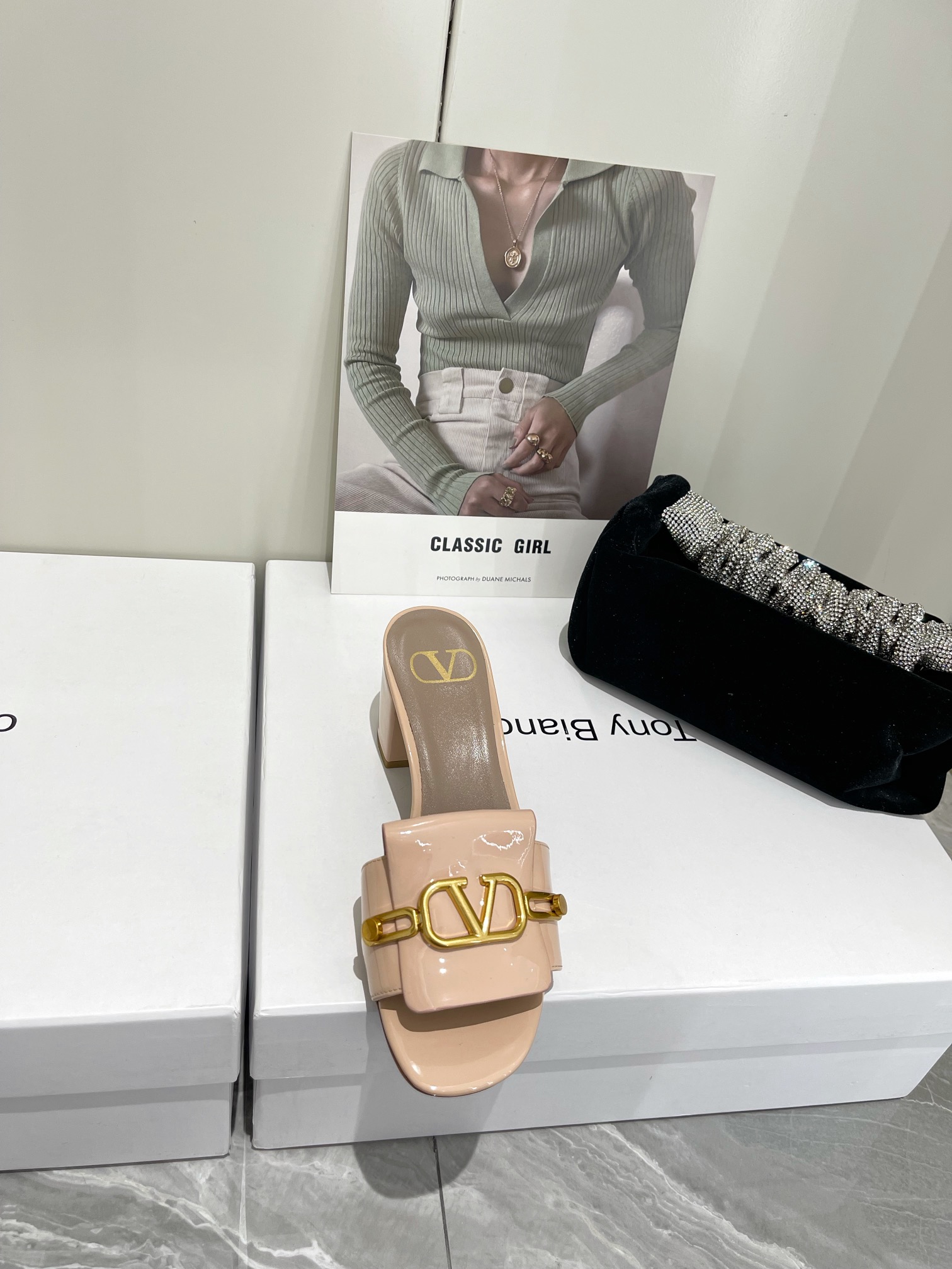 【Valentino】𝟐𝟎𝟐𝟏/𝐒𝐒 𝐧𝐞𝐰  Valentino 2022 / fw spring and summer new women's slippers