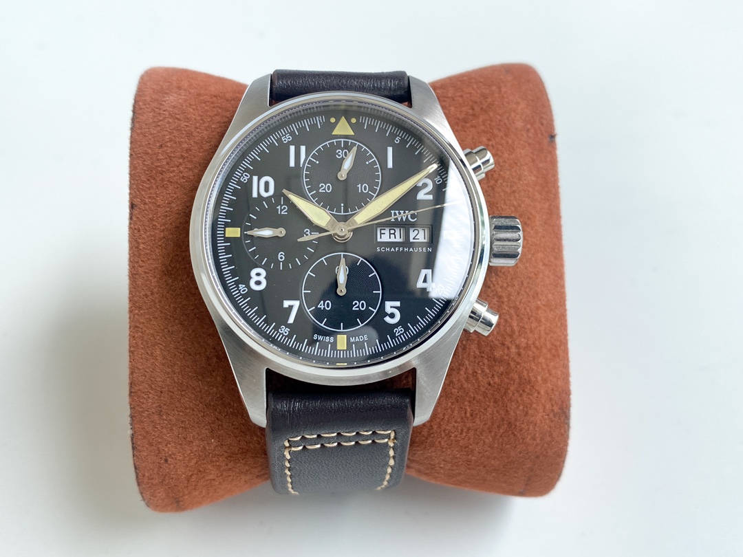 IWC- IWC 3777 Pilot's Watch Chronograph, movement synchronized with the original, anti-glare blue coating on both sides