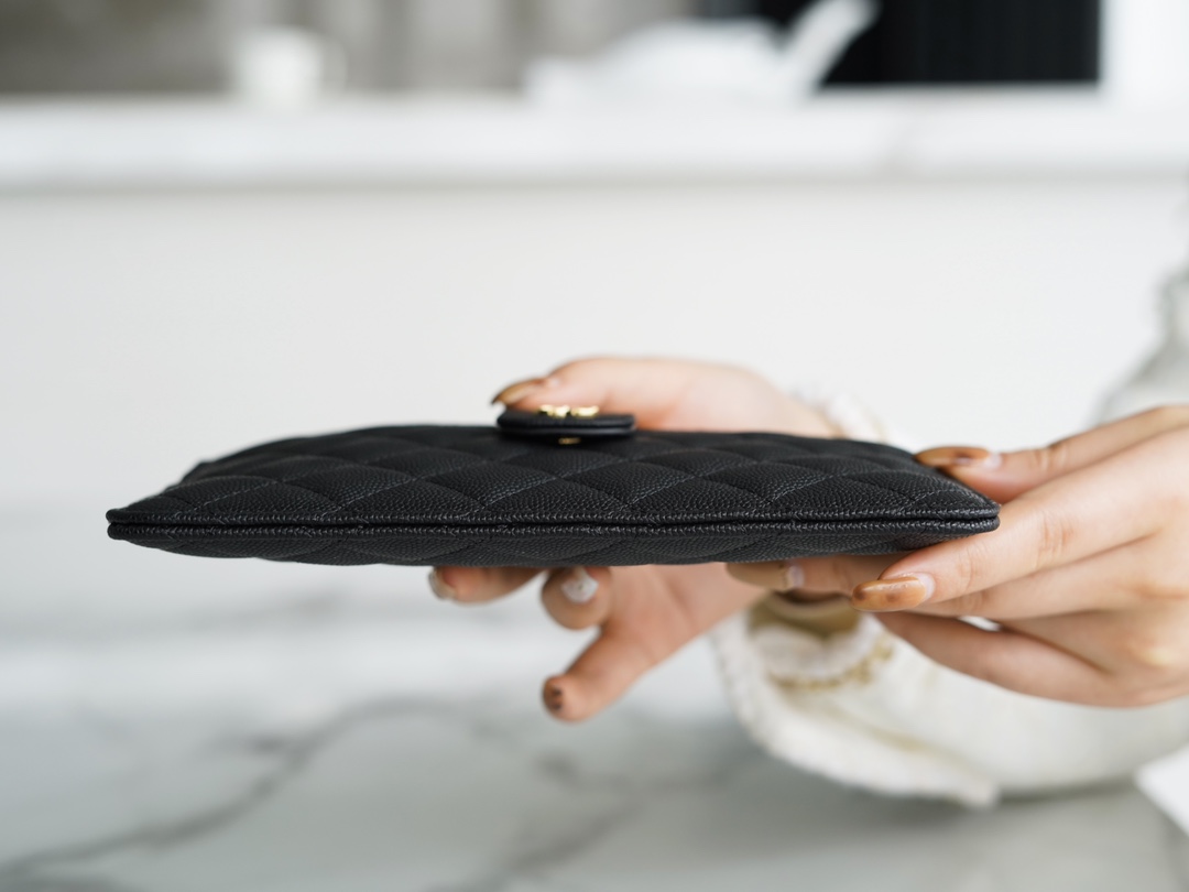 𝗖𝗛𝗔𝗘𝗡𝗟✦ Made of imported channel custom fine grain embossed calfskin 🐂 Classic 3-in-1 phone bag Black Gold