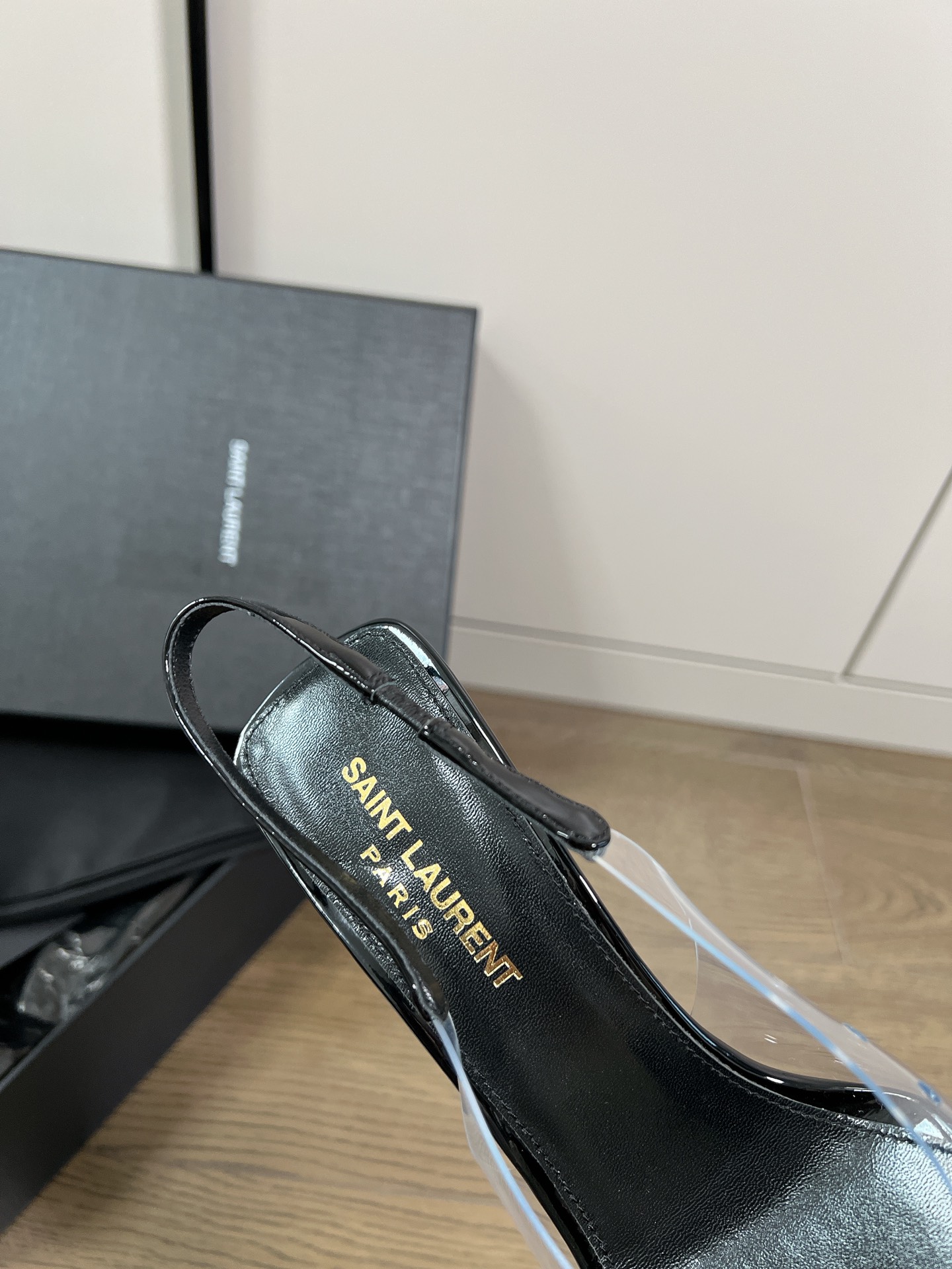 𝙎𝙖𝙞𝙣𝙩 𝙇𝙖𝙪𝙧𝙚𝙣𝙩 | 𝟐𝟎𝟐𝟐/𝐒𝐒 𝐧𝐞𝐰 YSL｜Runway models Saint Laurent high heels pvc film with patent leather pleated design