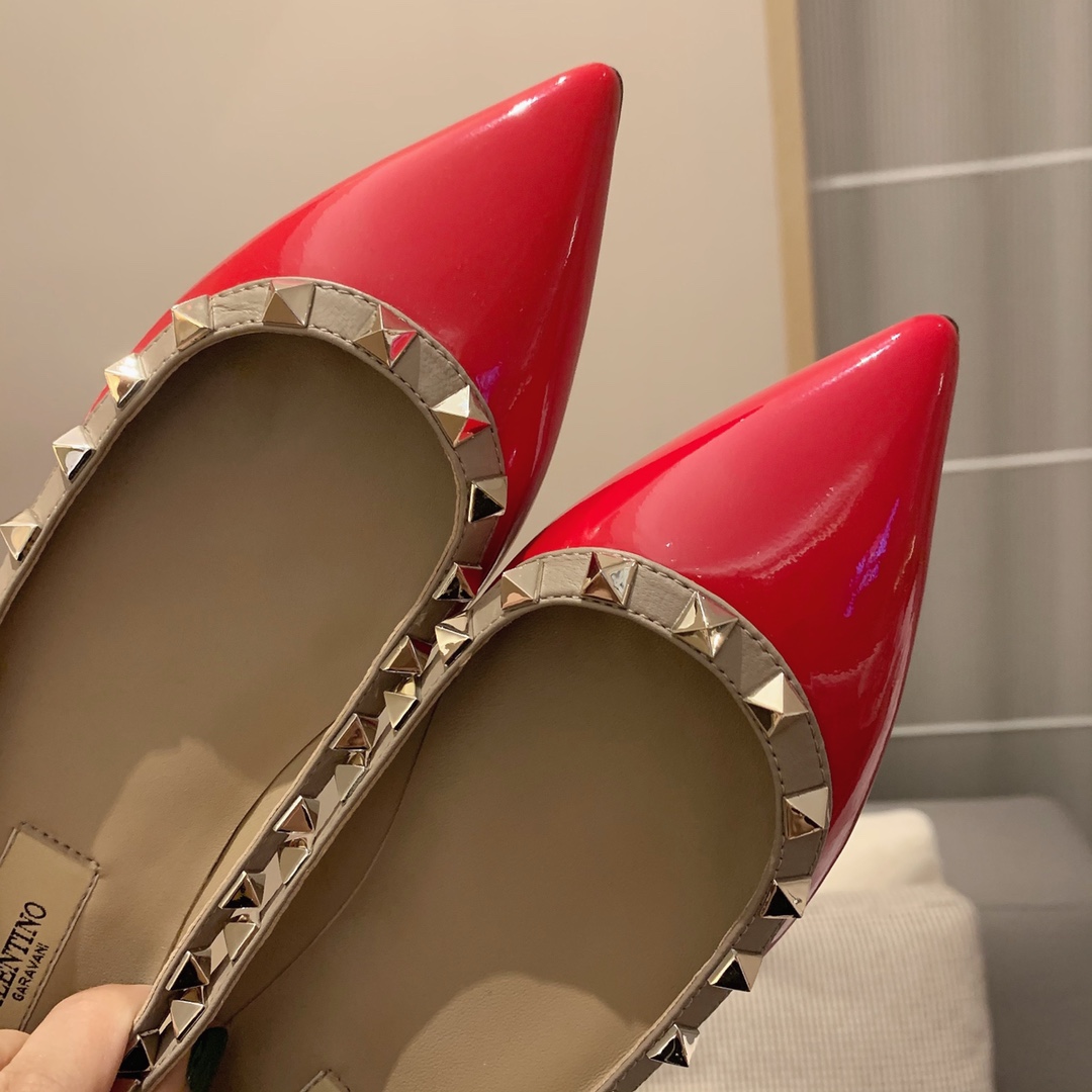 【Valentino】𝟐𝟎𝟐𝟏/𝐒𝐒 𝐧𝐞𝐰 Valentino studded flat shoes top version OEM level exclusive models