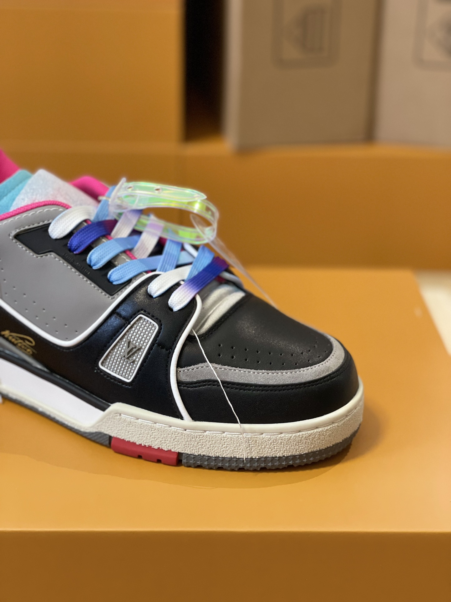 Louis Vuitton Trainer Men's Model 1A98UX