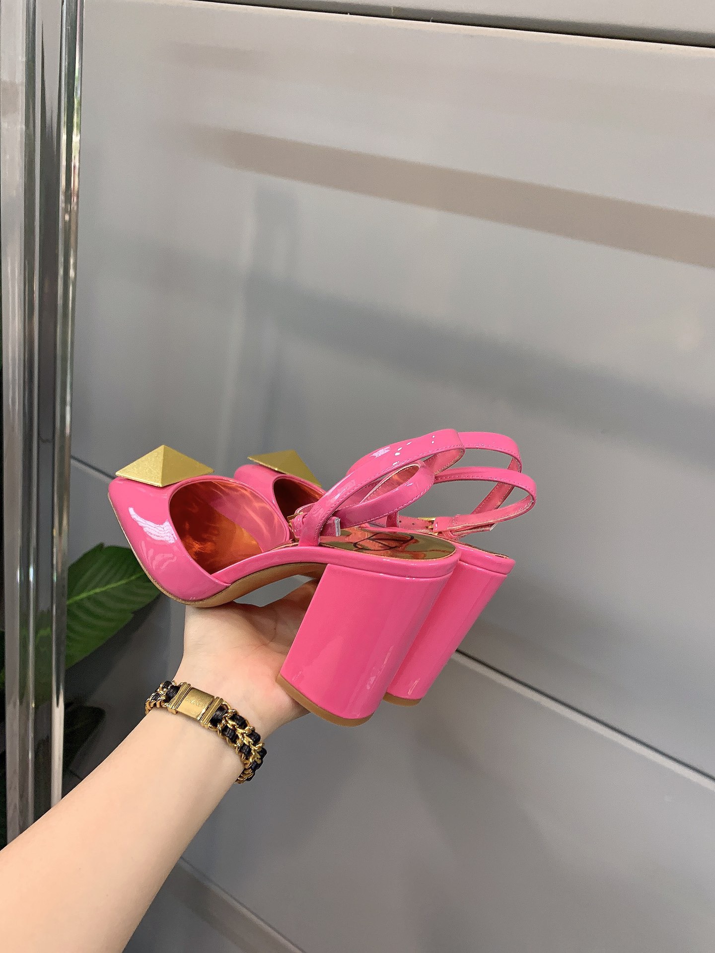 【Valentino】𝟐𝟎𝟐𝟏/𝐒𝐒 𝐧𝐞𝐰 VALENTINO 2022ss spring-summer new big studded high heelss still the classic studded collection