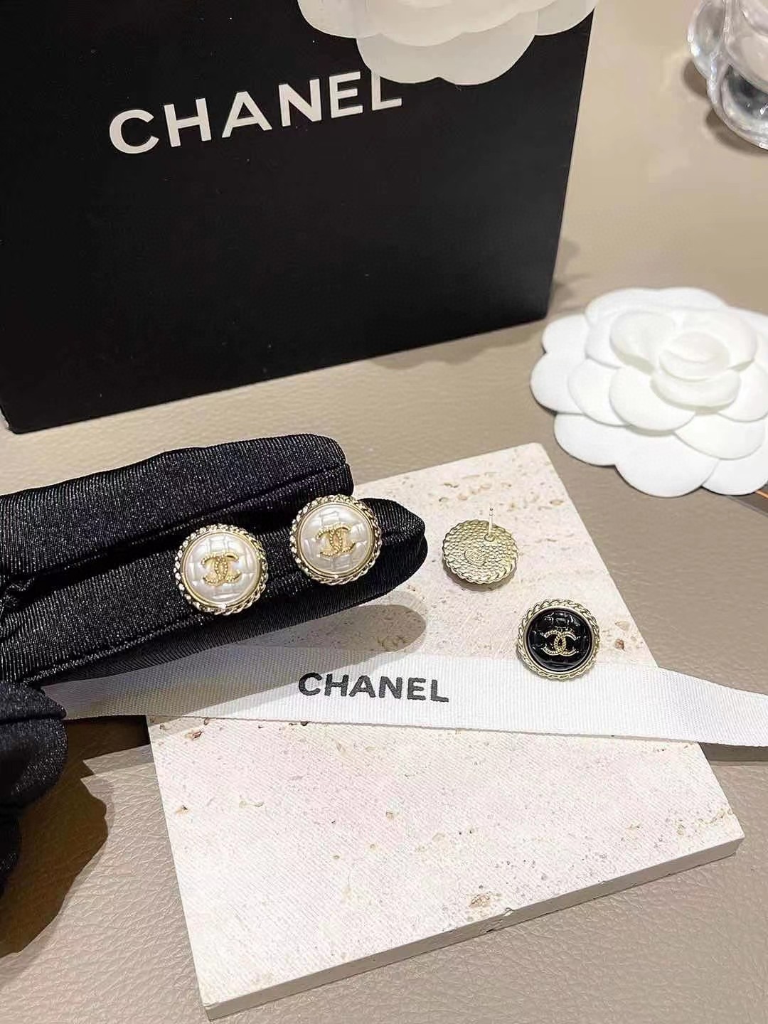 CHANEL🇫🇷Xiaoxiang Doudou agate pearl letter new stud earrings