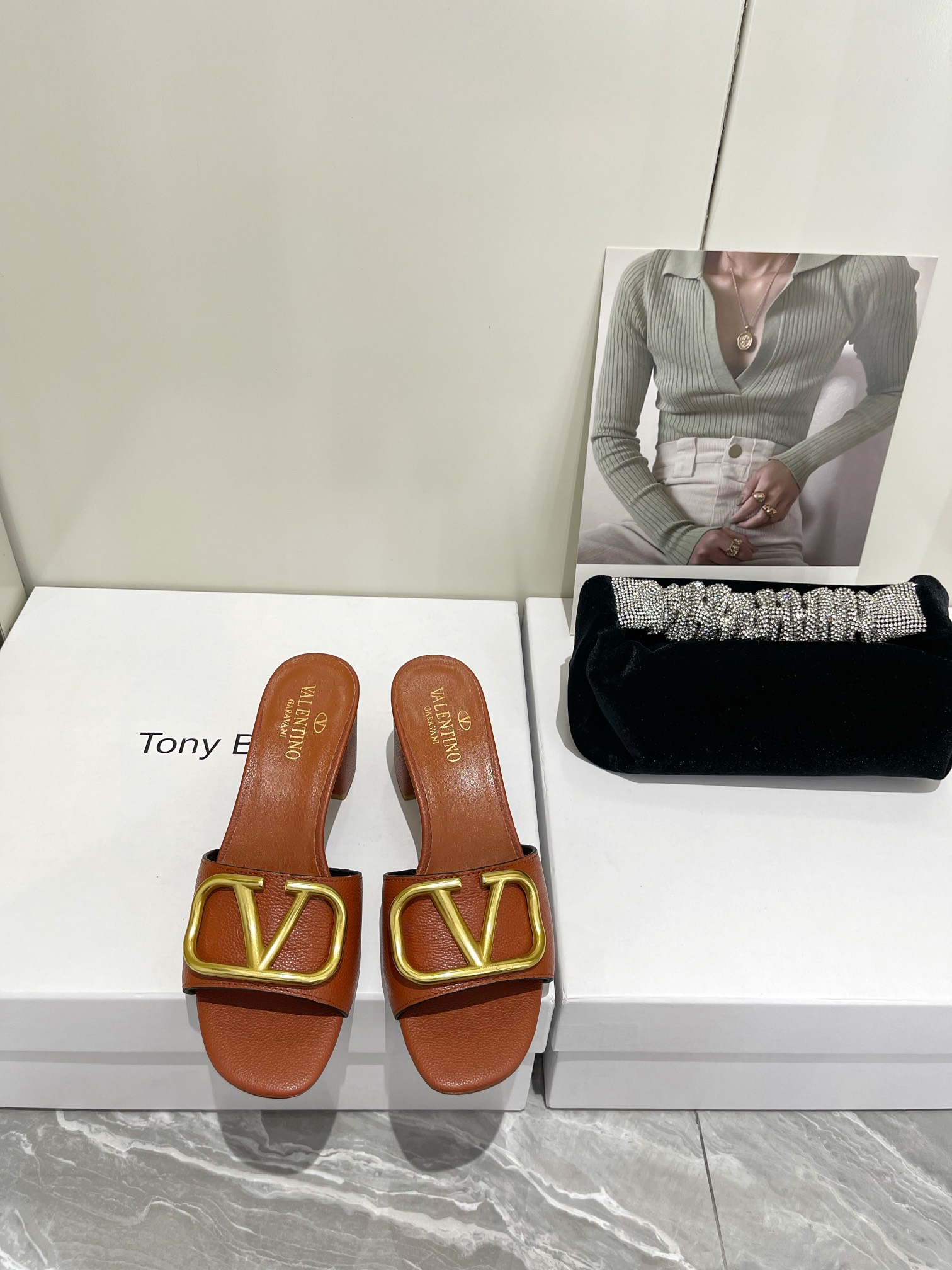 【Valentino】𝟐𝟎𝟐𝟏/𝐒𝐒 𝐧𝐞𝐰  Valentino 2022 / fw spring and summer new women's slippers