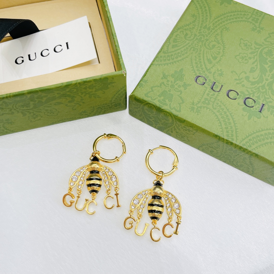 𝐆𝐮𝐜𝐜𝐢 new bee letter earrings
