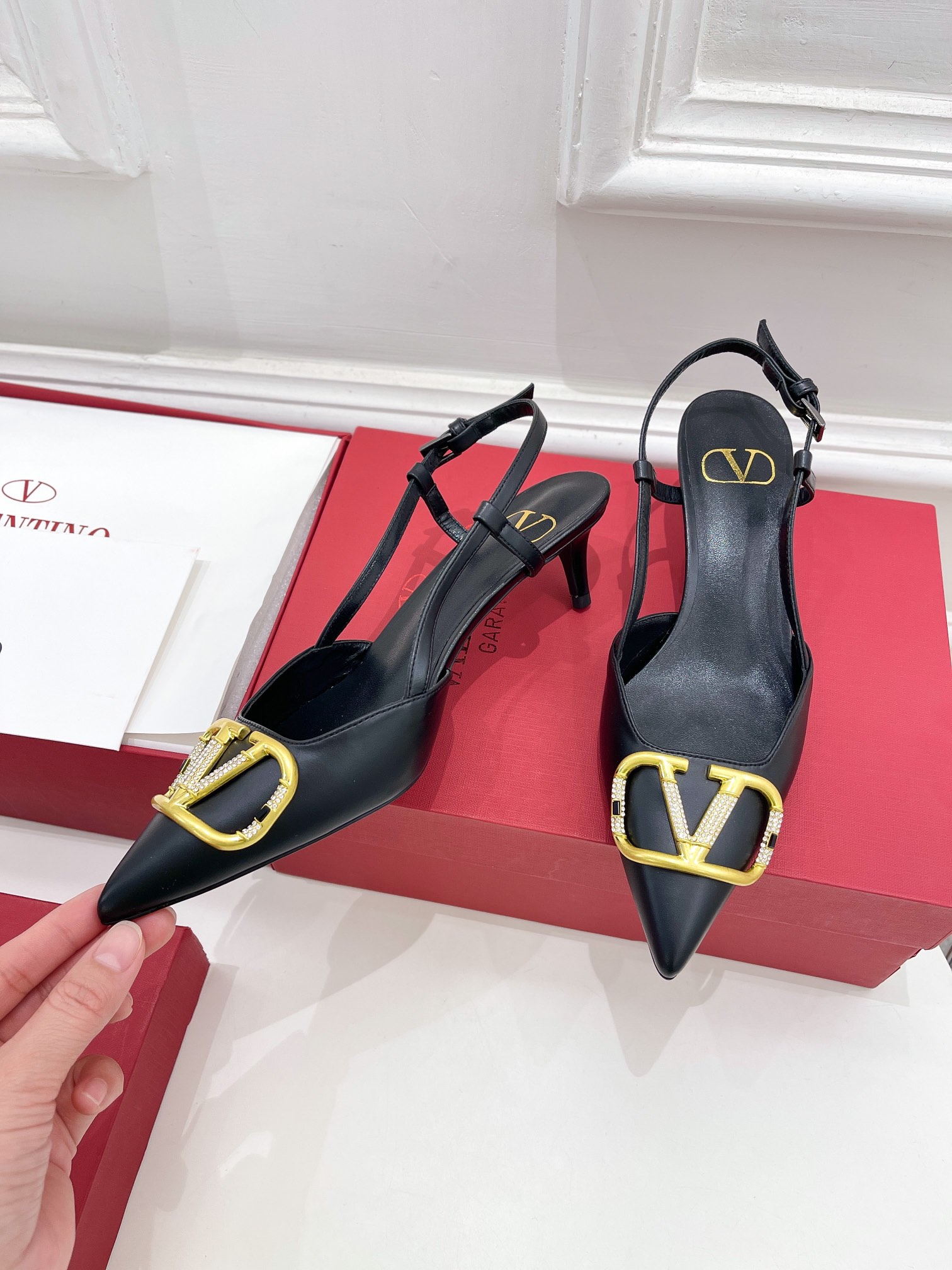 【Valentino】𝟐𝟎𝟐𝟏/𝐒𝐒 𝐧𝐞𝐰 Valentino 2022 spring and summer new large V diamond buckle high heels on the new